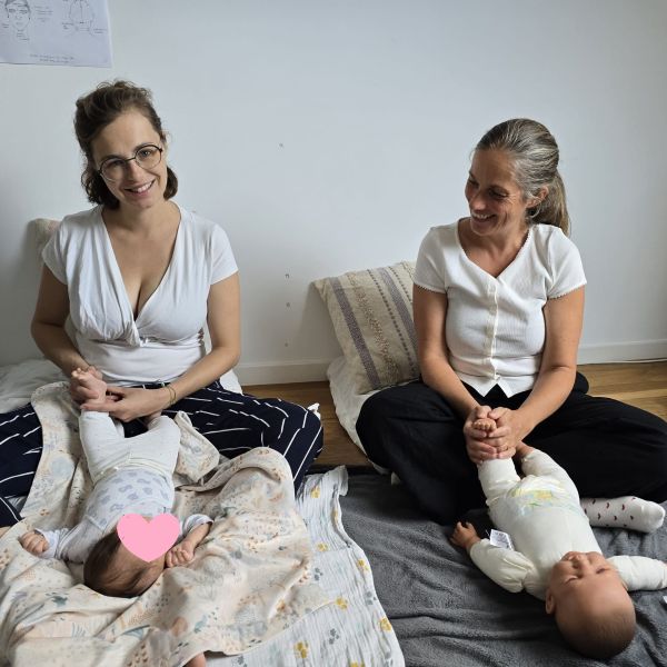 Parent pratiquant un massage doux sur son bébé lors d'un atelier à Genappe